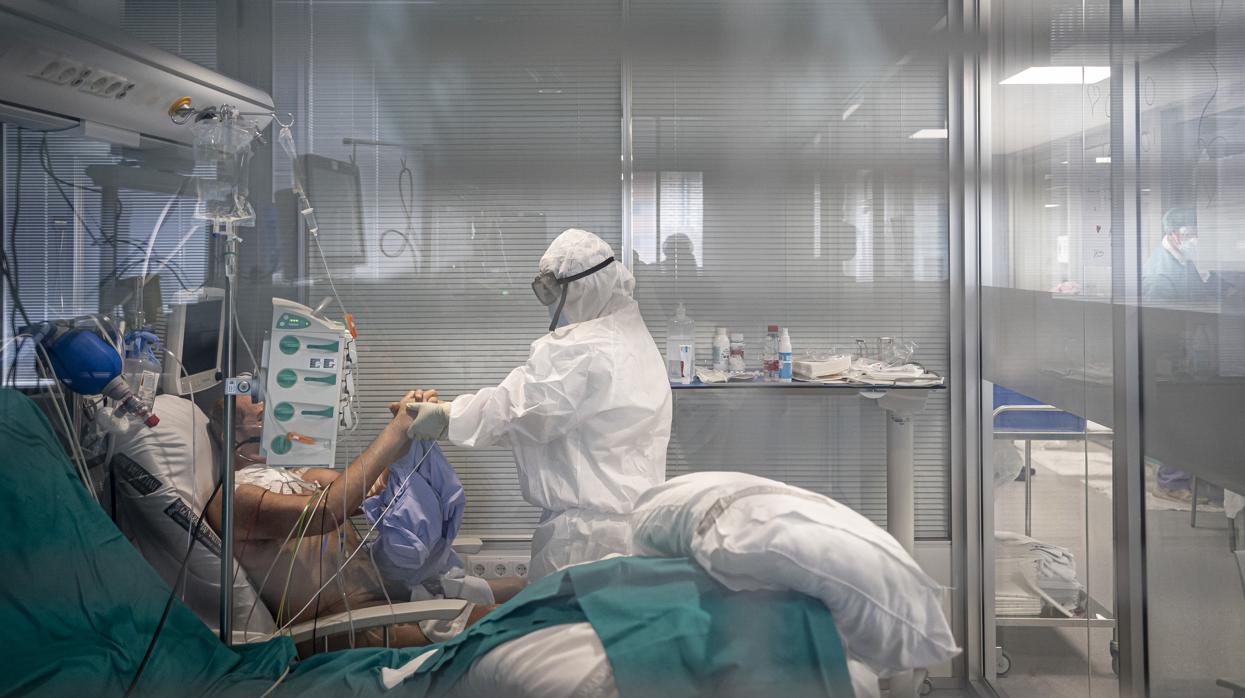 Imagen de archivo de sanitarios en el hospital Arnau de Vilanova de Valencia