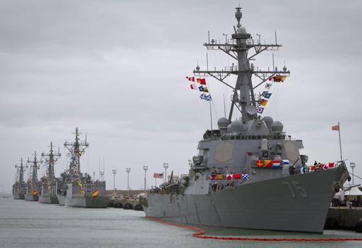 A la derecha, el destructor estadounidense USS Donald Cook, a su llegada a la base de Rota el 11 de febrero de 2014,. Fue el primero de los cuatro buques que la US Navy tiene ahora basados en la base gaditana