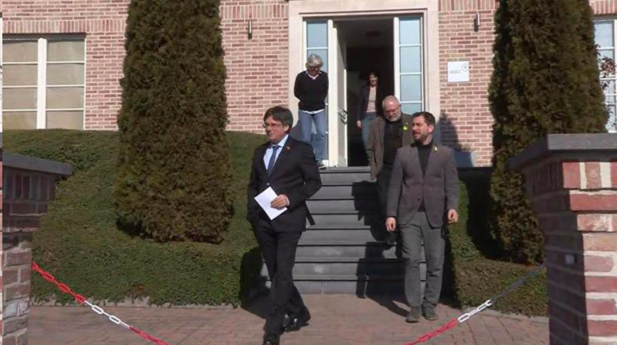 Puigdemont, acompañado de varios exconsejeros, en febrero de 2019, saliendo de la autodenominada Casa de la República