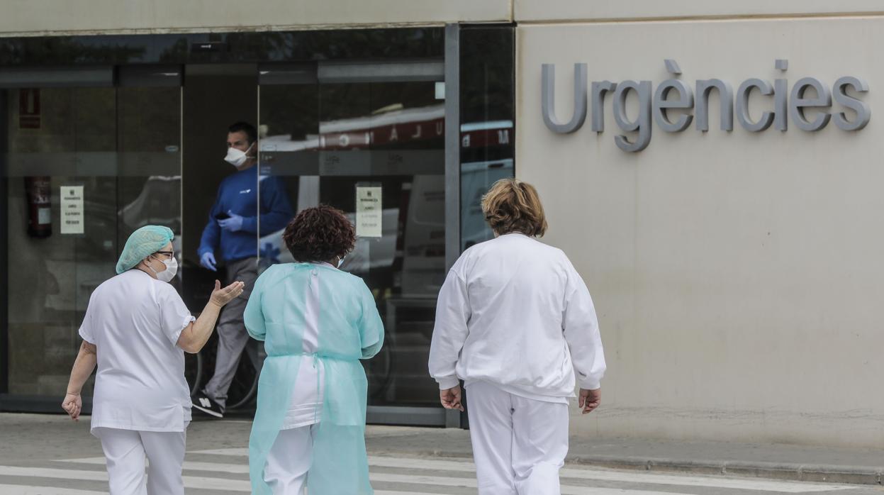 Imagen de archivo de personal sanitario a las puertas de Urgencias del Hospital La Fe de Valencia