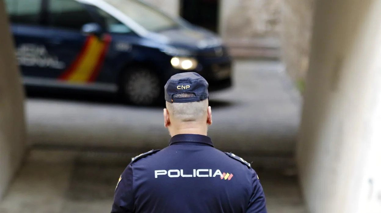 Imagen de archivo de un agente de la Policía Nacional en Alicante