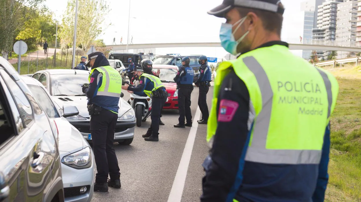 Control policial en la capital durante las restricciones de movilidad