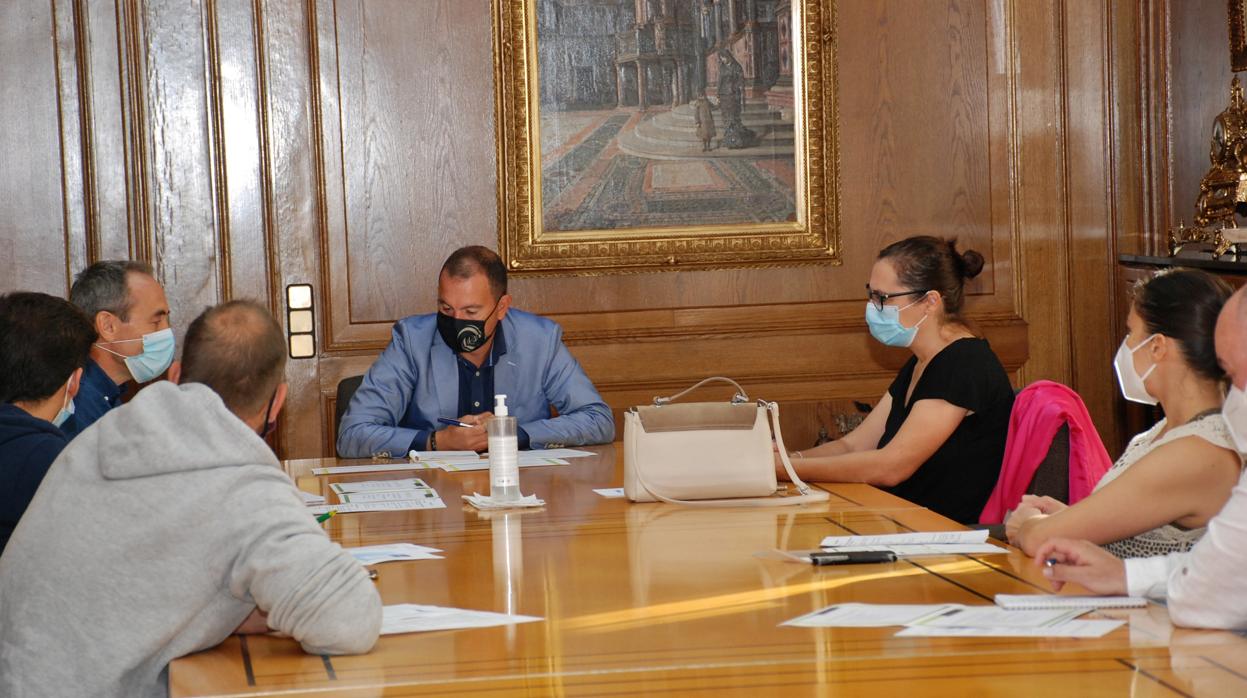 El presidente de la Diputación, Francisco Requejo, durante una reunión con los promotores de la asociación