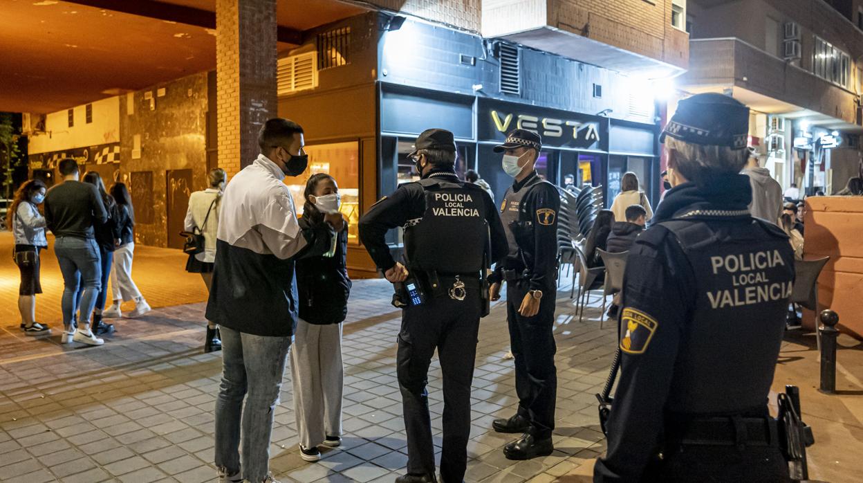 Imagen de archivo de agentes de la Policía Local de Valencia en la primera noche del toque de queda