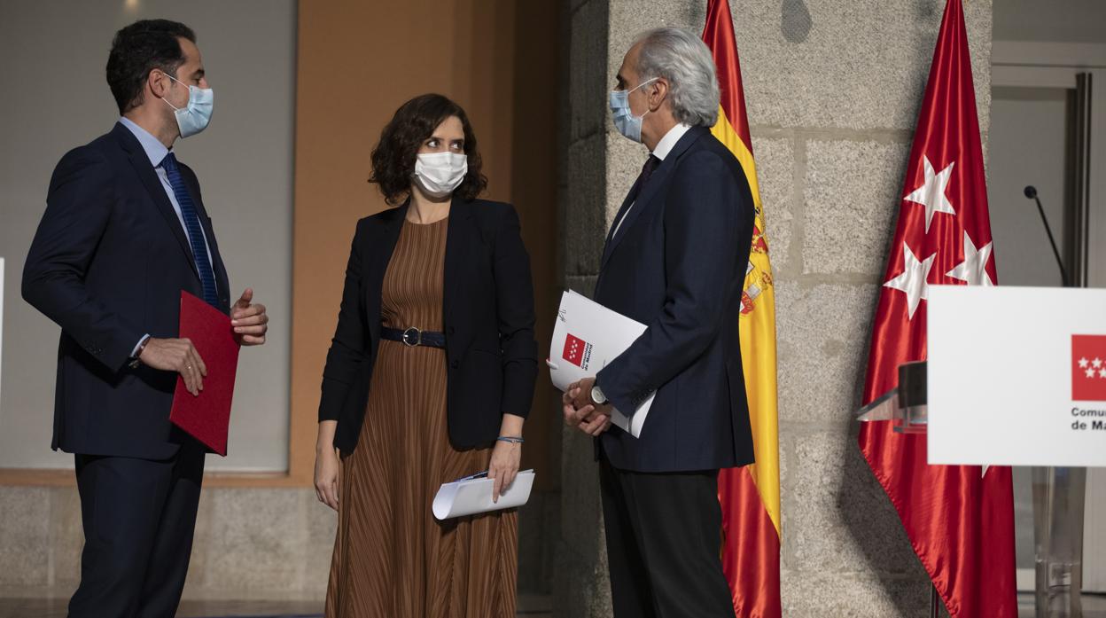 El vicepresidente, Ignacio Aguado, y el consejero de Sanidad, Enrique Ruiz Escudero, junto a la presidenta de la Comunidad, Isabel Díaz Ayuso