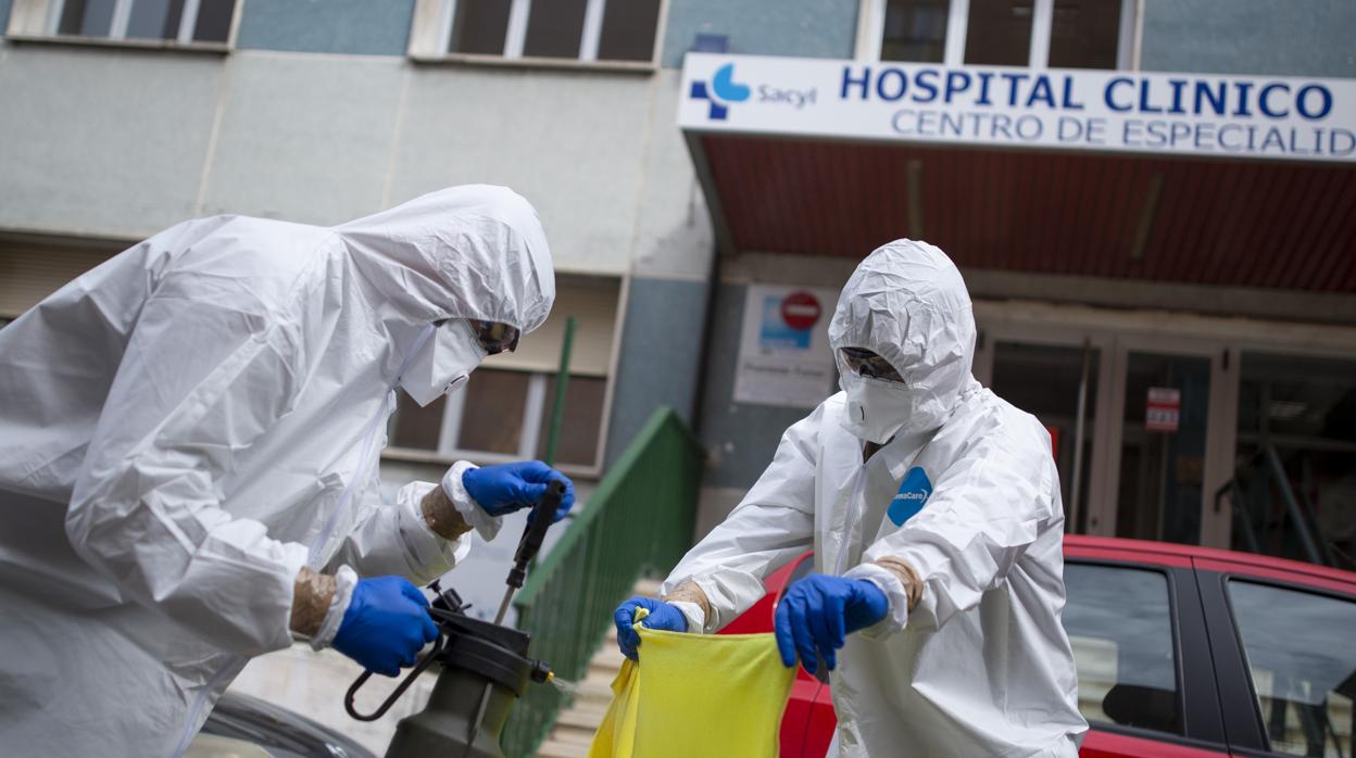 Miembros del Ejército en labores de desinfección durante esta pandemia.