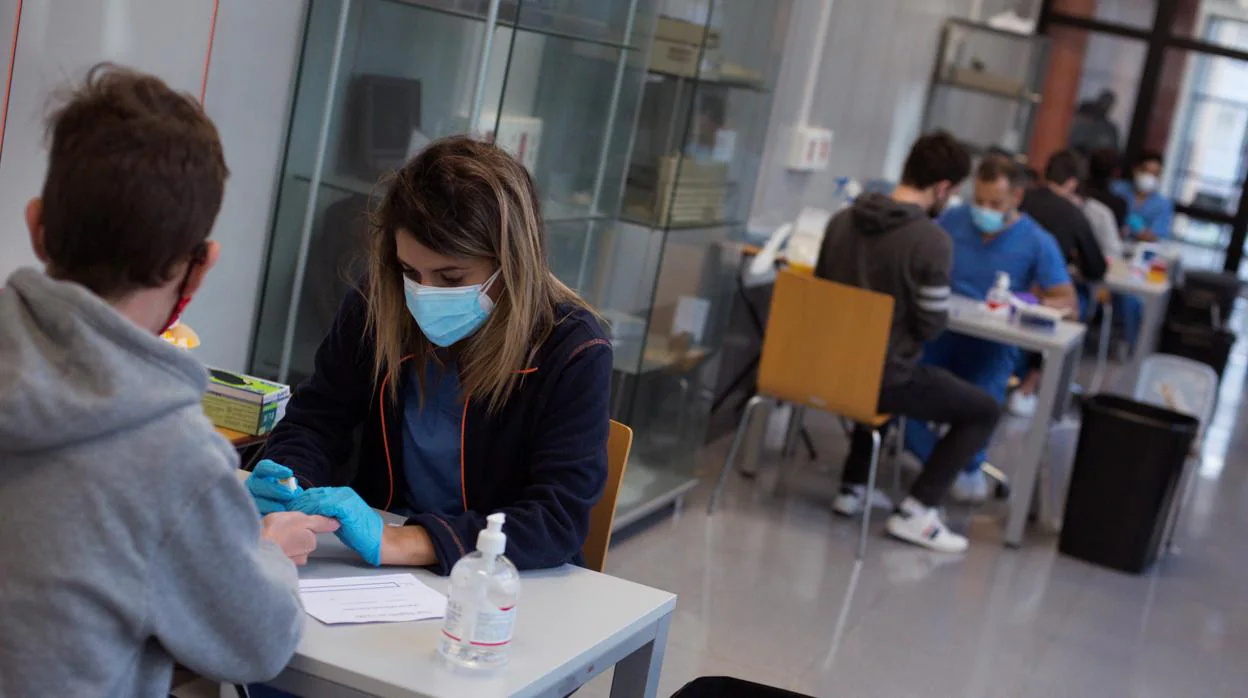 Estudiantes haciendo la prueba del coronavirus en Vigo