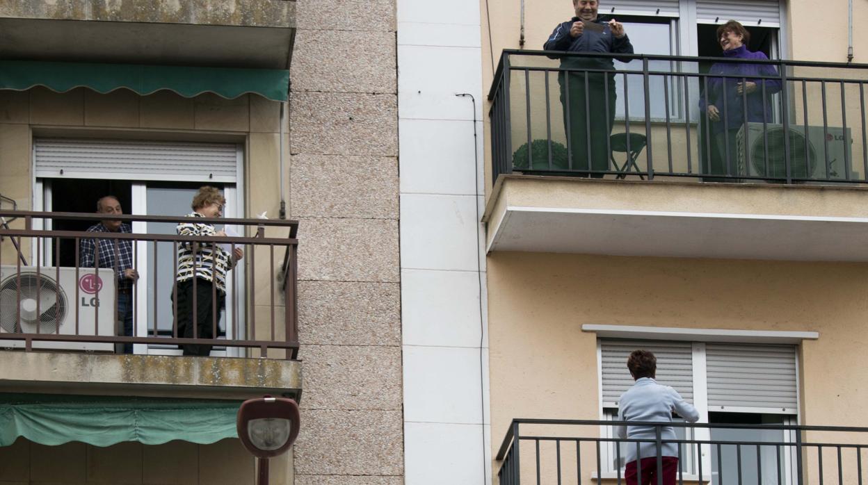 Vecinos en cuarentena durante la primera oleada del coronavirus en Castilla y León