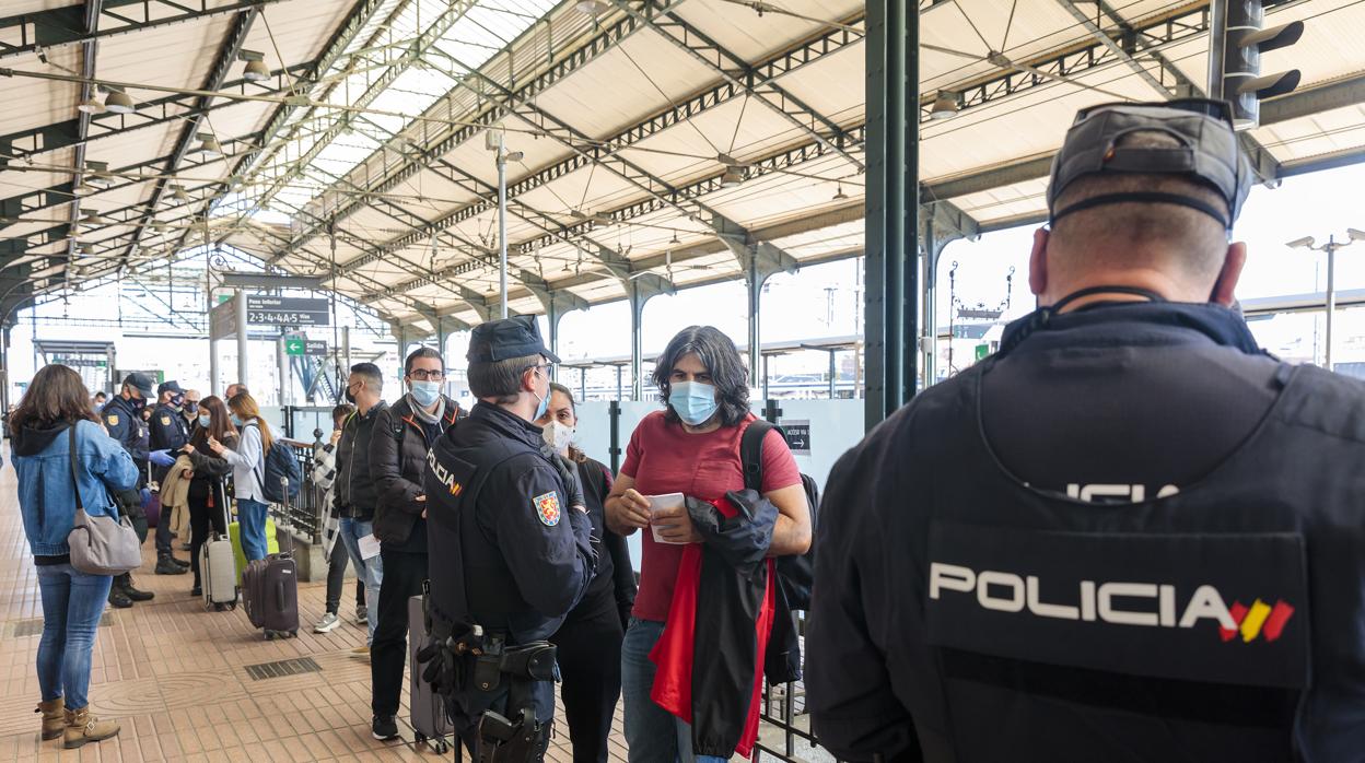 Controles en la estación de Valladolid por la llegada del primer tren tras el cierre con destino Madrid y Castellón