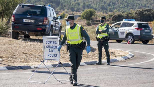 Control de tráfico en la España confinada: «De aquí no pasa nadie sin un certificado»