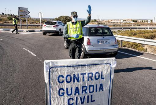 Imagen del control de la Guardia Civil situado este viernes en Jaraguas (Valencia)