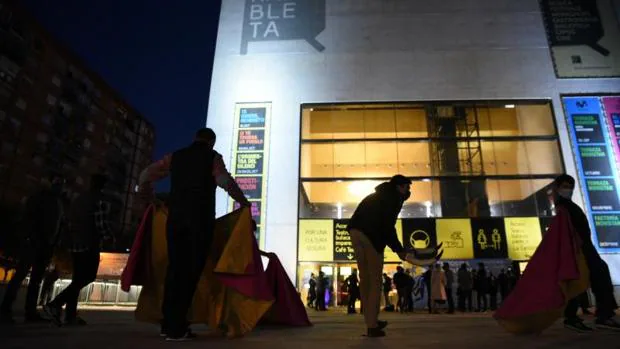 A capotazos en la Mostra de Cine de Valencia: una manifestación defiende la tauromaquia como «cultura»