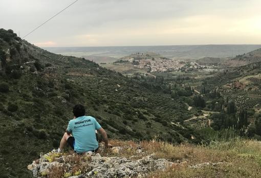 Carlos Buendía, responsable de Buendía Aventuras, divisa al fondo Alcaraz