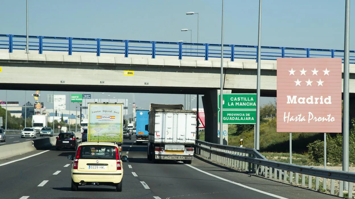 Los coches circulan en el límite de la A-2 entre la Comunidad de Madrid y Castilla-La Mancha