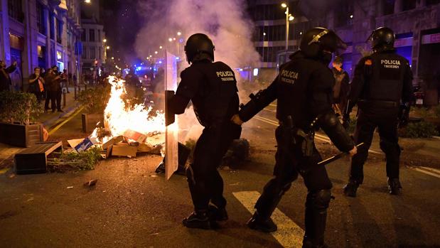 Violentos disturbios en Barcelona y Burgos en protestas contra el estado de alarma