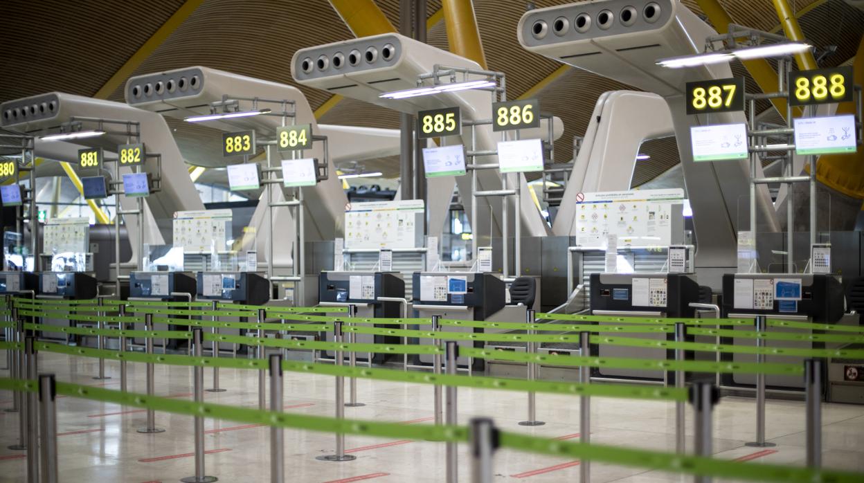 Mostradores de facturación en el aeropuerto de Barajas, vacíos