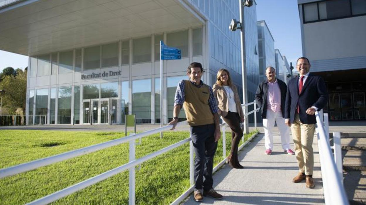 En la imagen, los profesores Ricardo García Manrique, Chantal Moll, Rafa Martínez y José Andrés Rozas, impulsores de la demanda contra la UB