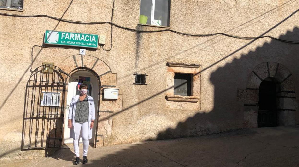 Selina Rebollo, la titular de la farmacia en el pequeño pueblo alcarreño de Ledanca, con un centenar de habitantes