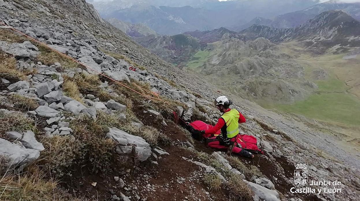 Fallece un montañero tras caerle una piedra en Peña Ten (León)