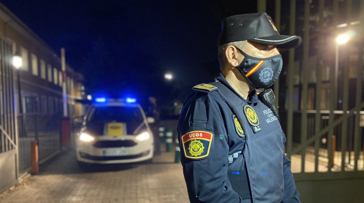 Efectivos de la Policía Local de Valencia patrullando en la noche de Halloween