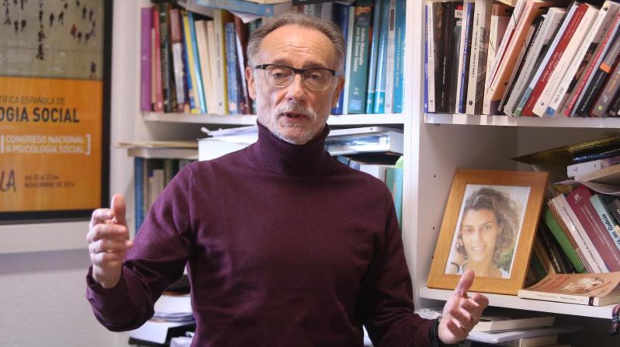 José Manuel Sabucedo, fotografiado esta semana en su despacho en la USC