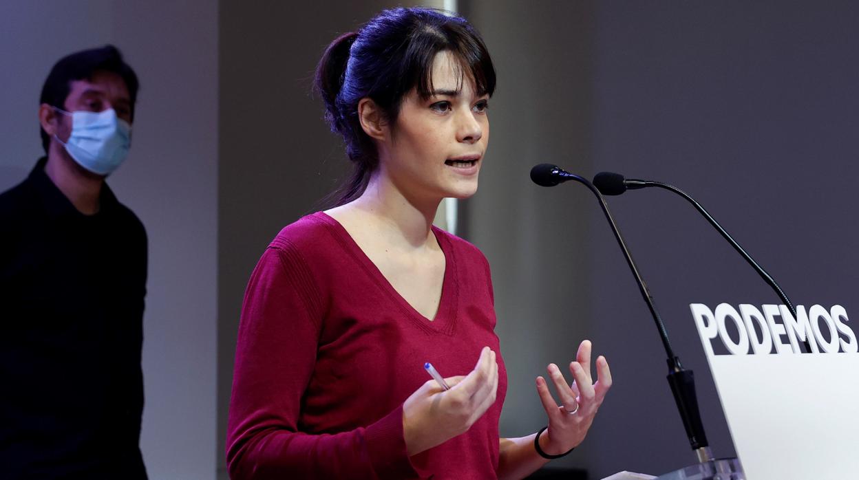 La portavoz de Podemos Isabel Serra da una rueda de prensa tras la reunión de trabajo de la formación sobre medidas en materia de vivienda, este lunes, en Madrid. En el fondo, el portavoz Rafa Mayoral