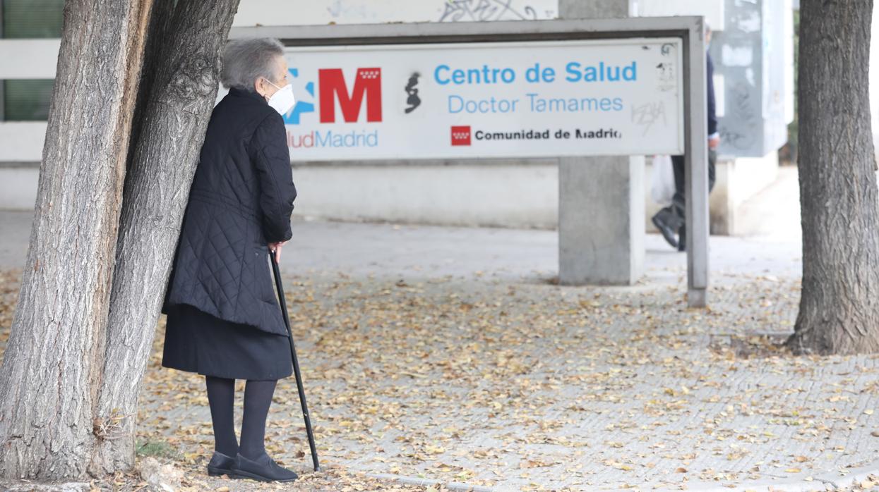 Una mujer de avanzada edad espera en las inmediaciones del Centro de Salud Doctor Tamames, en Coslada