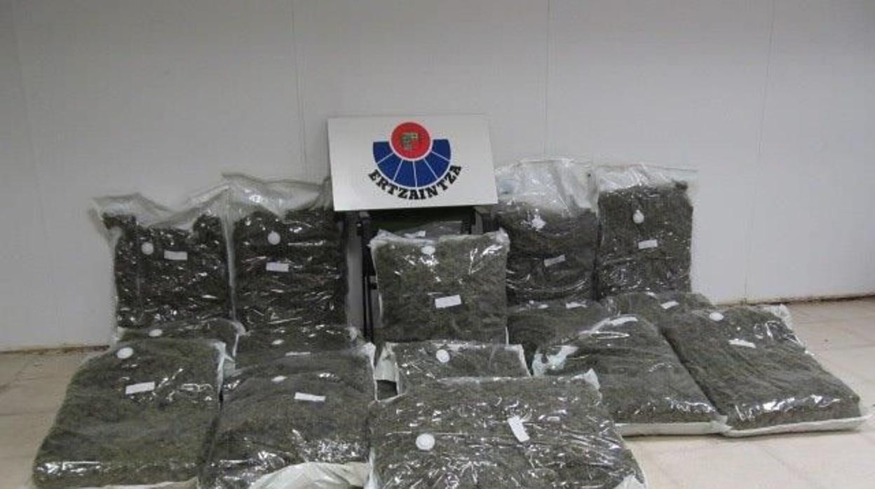 La Ertzaintza incauta 75 kilogramos de marihuana por el fuerte olor que desprendía un camión