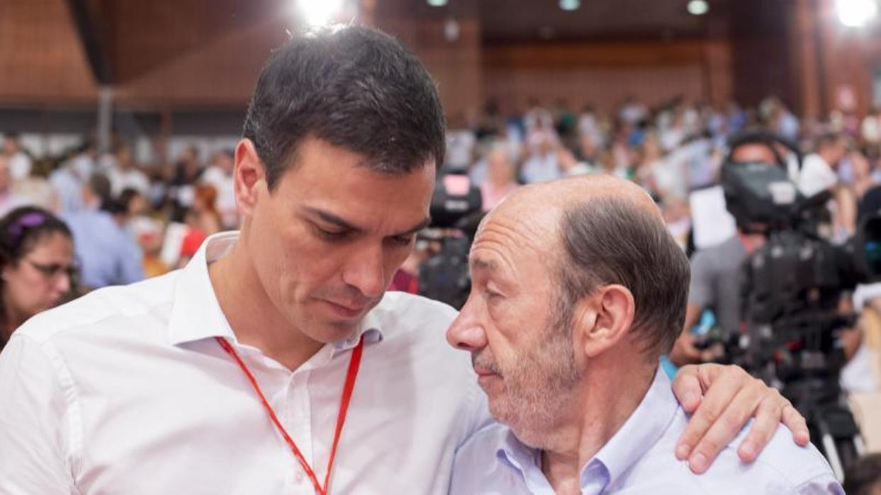 Alfredo Pérez Rubalcaba y Pedro Sánchez en el Congreso extraordinario del PSOE, en 2014