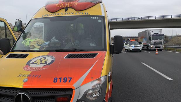 Muere un gruista arrollado por un camión cuando cargaba un coche en la M-45