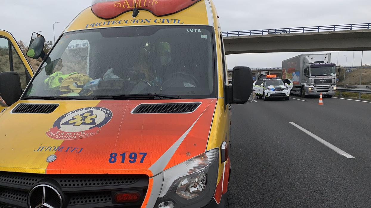 Vehículo del Samur-Protección Civil en el lugar del accident