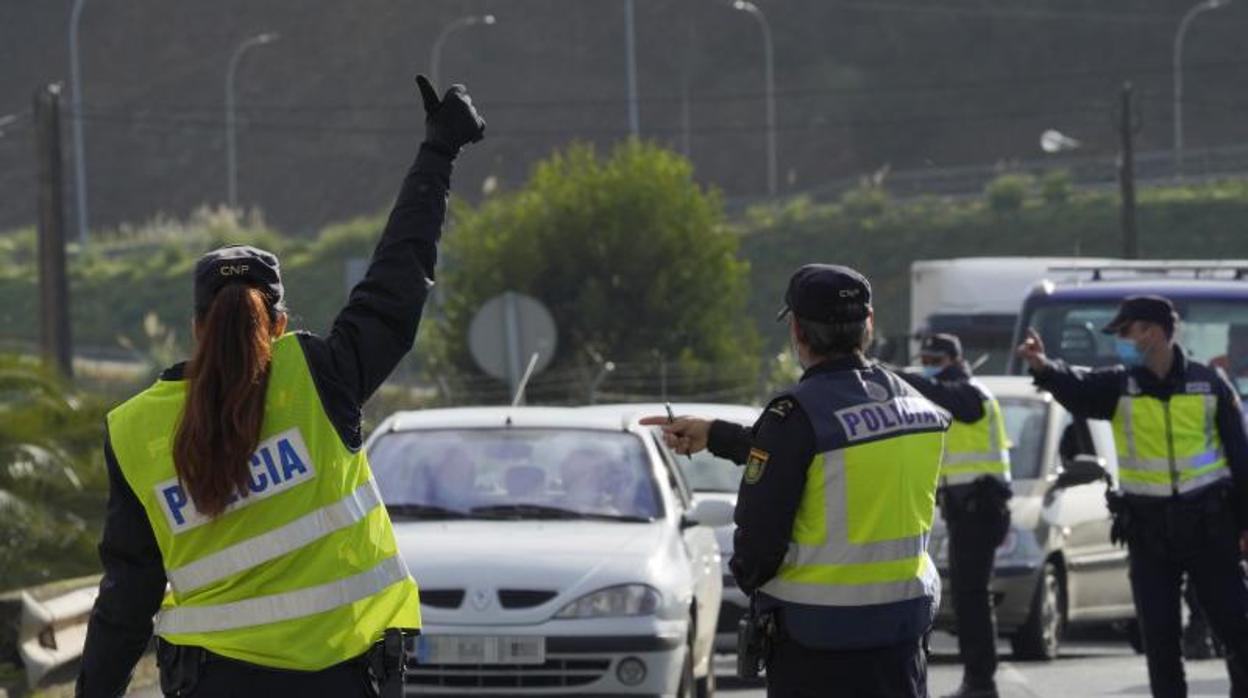 Control policial, este martes, en uno de los accesos a Santiago de Compostela