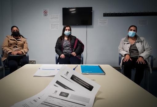 Yaneisy Moreno (31 años), Adriana Miranda (38) y Rosina Magnolia Ramírez (45) son tres de la nuevas usuarias del centro de servicios sociales de La Guindalera, en el distrito de Salamanca