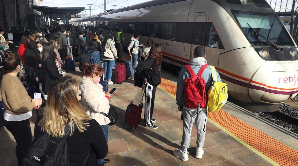 Numerosos estudiantes en la estación de Santiago de Compostela