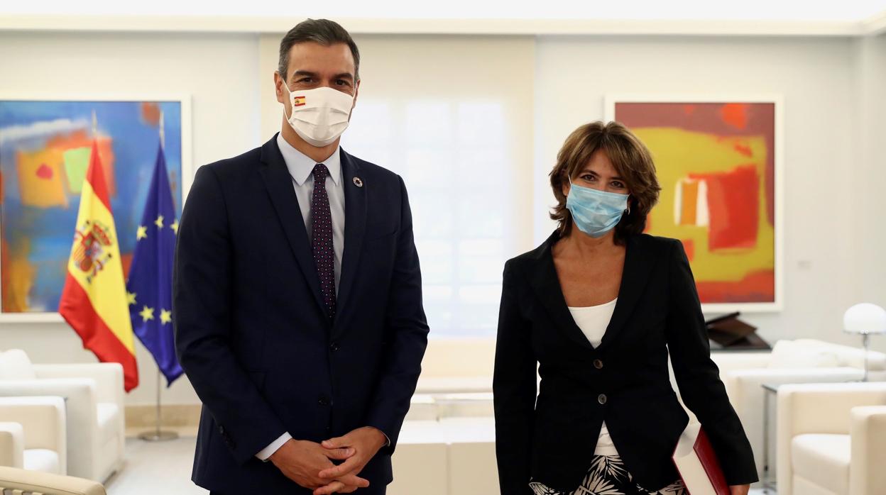 La Fiscal General del Estado, Dolores Delgado, junto al presidente del Gobierno, Pedro Sánchez