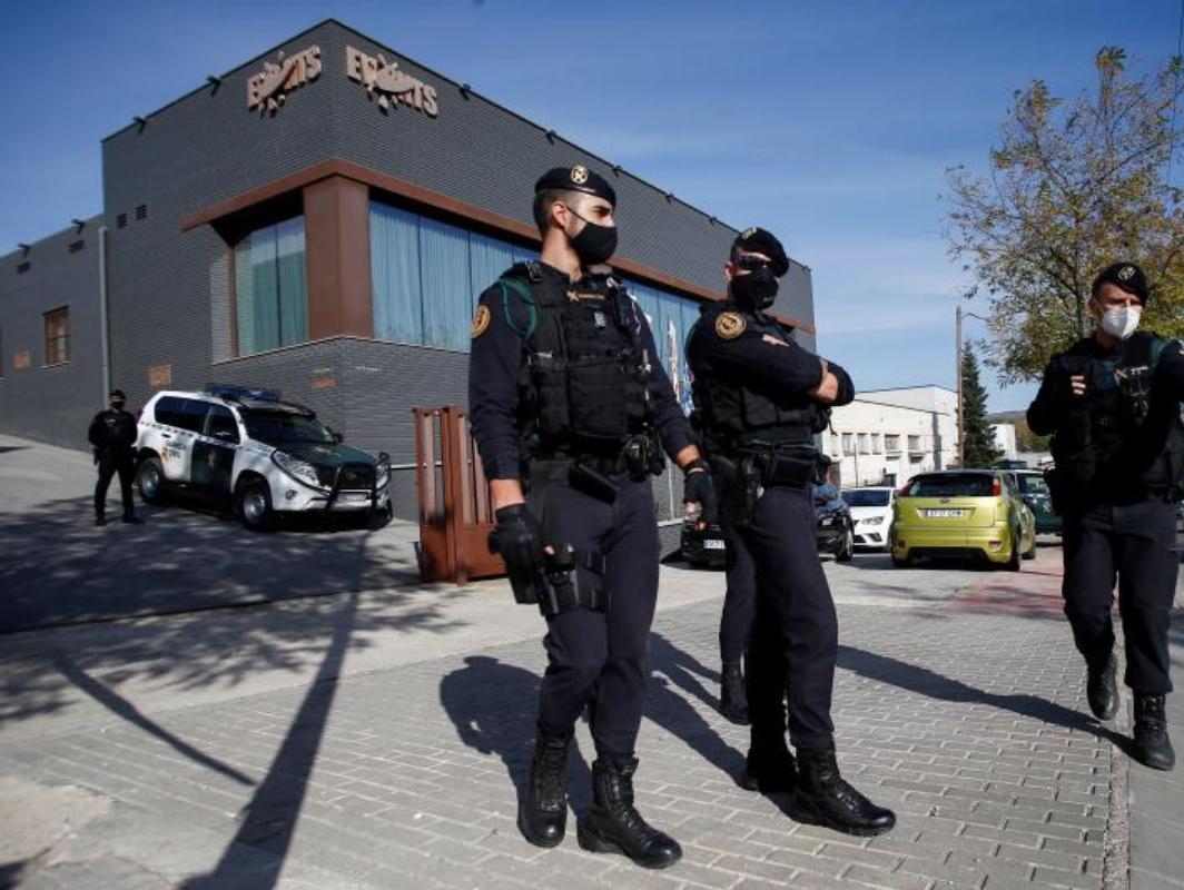Agentes de la Guardia Civil custodian en Igualada la sede de Events, que fue registrada