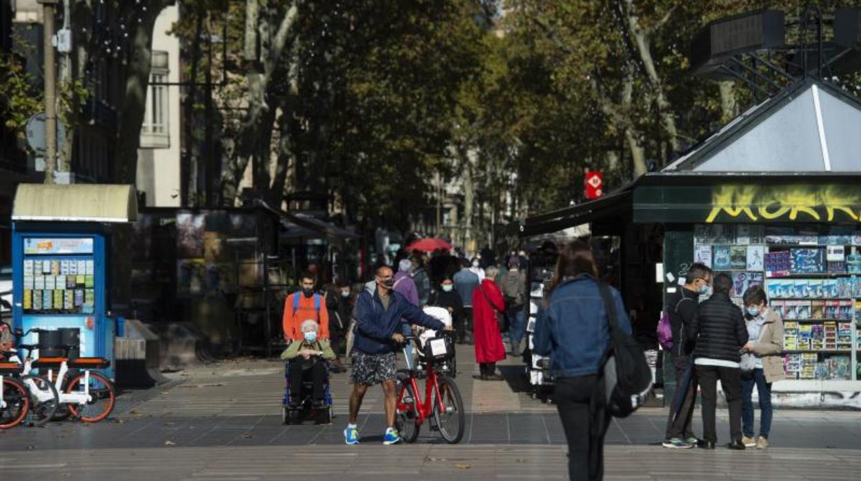 Vecinos de Barcelona, paseando por la Rambla hace unos días