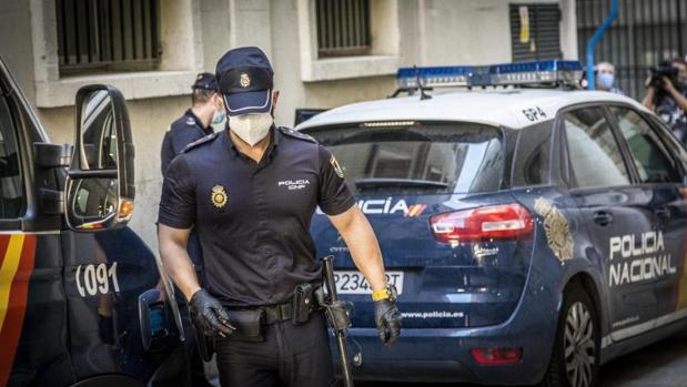 Intenta matar a una mujer a botellazos en la cabeza y puñaladas con los cristales rotos en Alzira