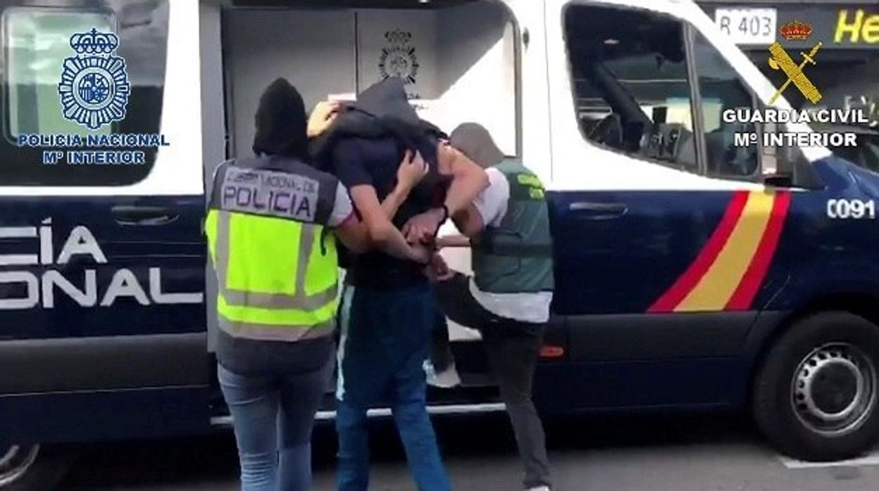 Momento de la detención de uno de los aluniceros en el aeropuerto de Barajas