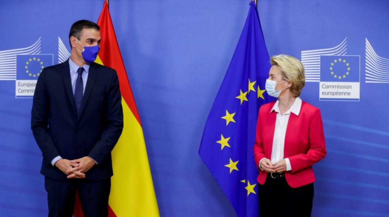 El presidente del Gobierno, Pedro Sánchez, junto a la presidenta de la Comisión Europea, Ursula von der Leyen