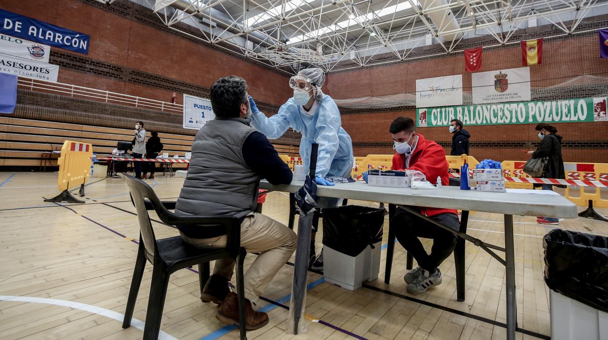 Test de antígenos en un polideportivo de Pozuelo de Alarcón