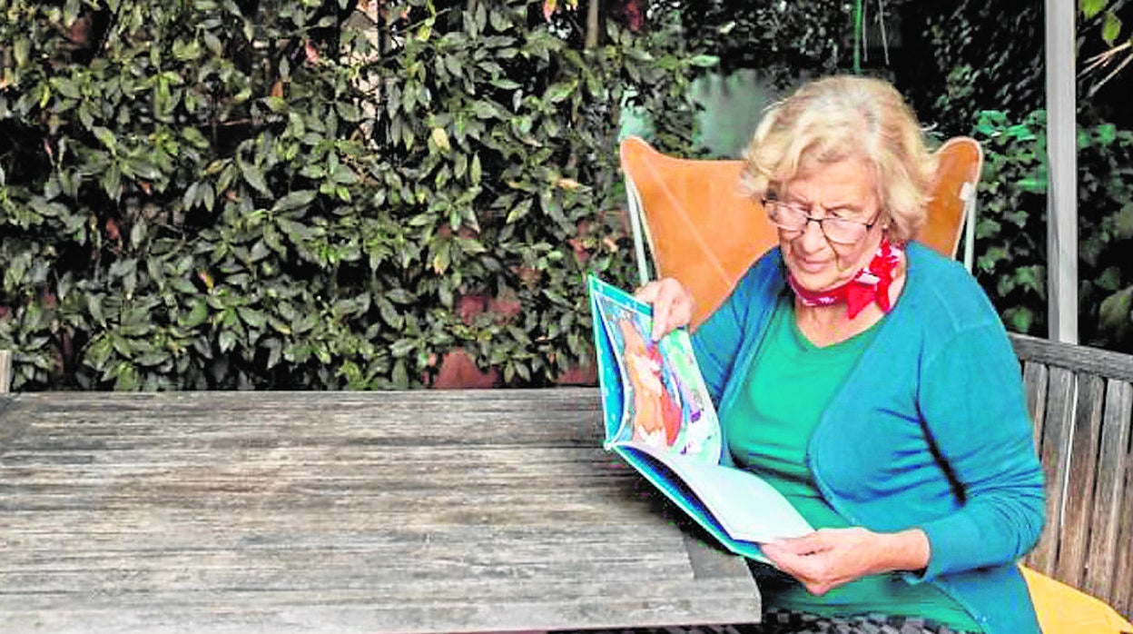 Manuela Carmena ojea su nuevo libro «Cuentos para soñar un mundo mejor» en el patio de su casa