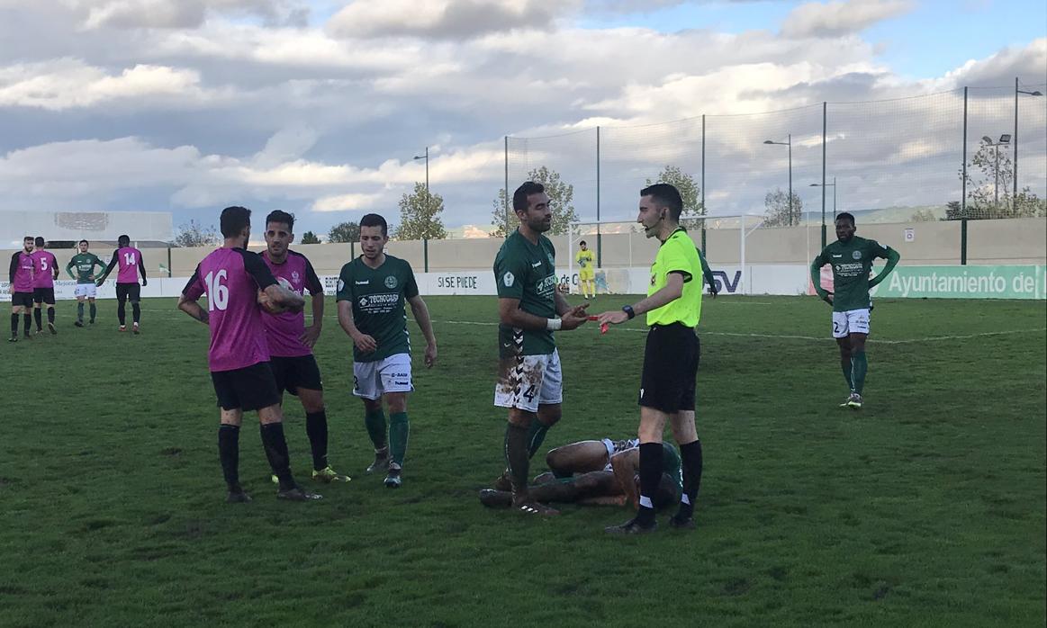 Los jugadores acabaron llenos de barro