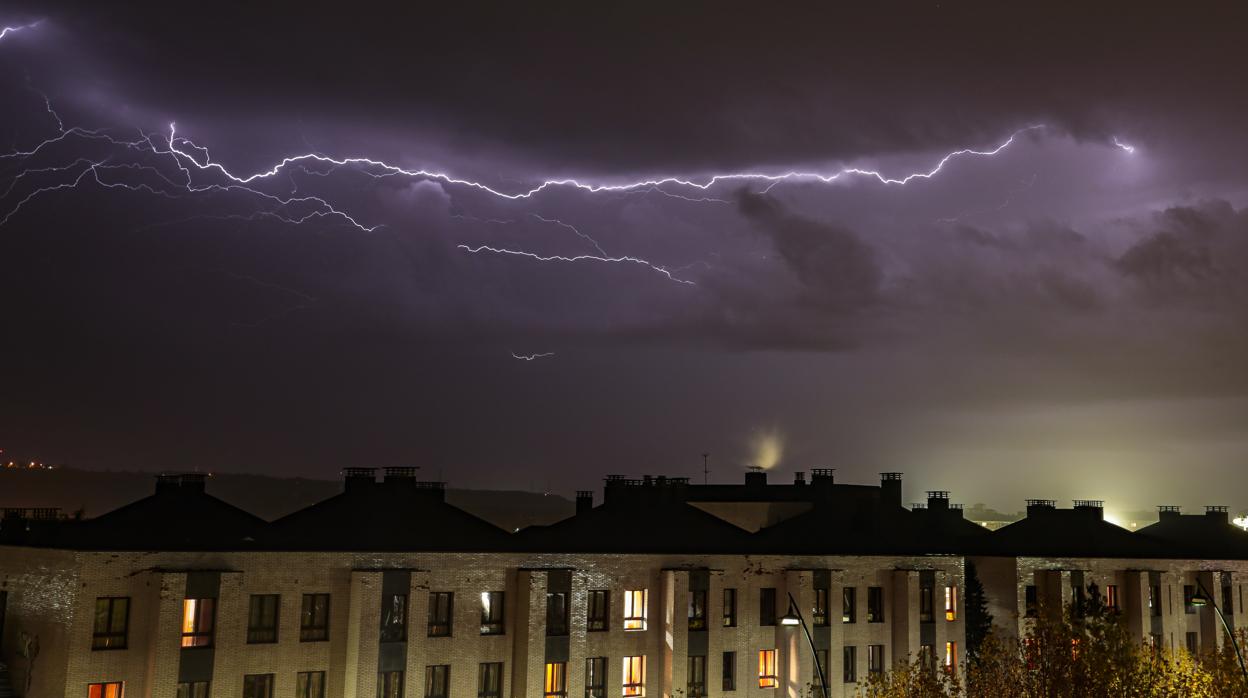 Los rayos, protagonistas de la noche en Castilla y León este viernes