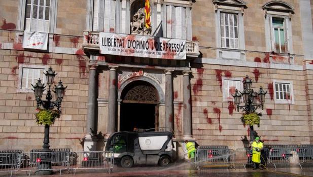 Ataque con pintura contra el Palau de la Generalitat por las medidas contra el Covid