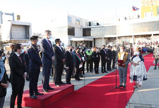 Don Felipe recibe la acreditación de "Huésped Ilustre", acompañado por Iglesias, entre otras autoridades españolas y bolivianas