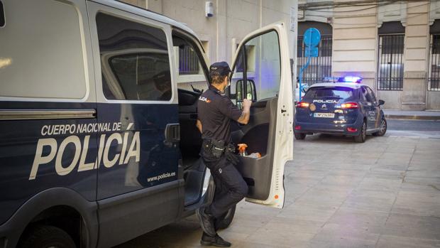 Confiscan una catana y detienen a tres personas por vender droga en dos narcopisos en Elche