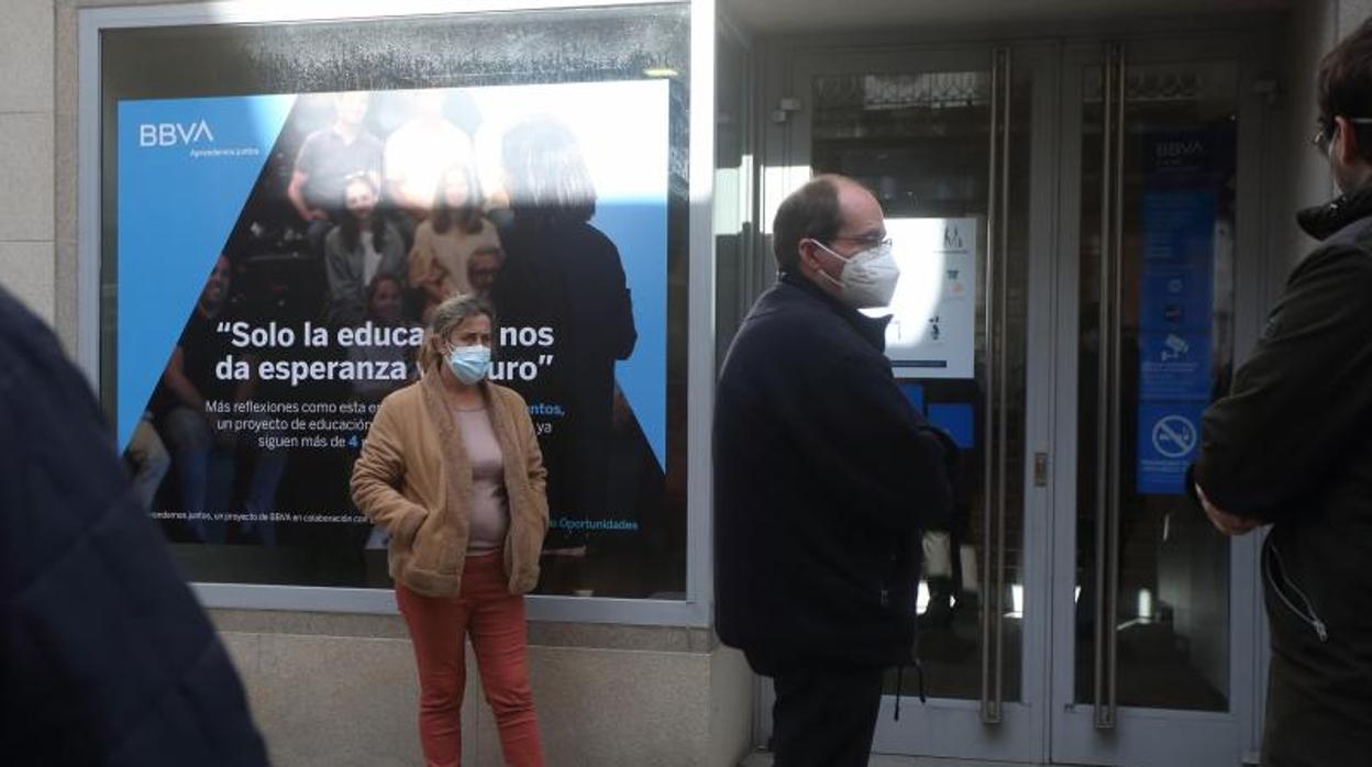 Un grupo de personas aguarda ante una oficina bancaria en O Carballiño (Orense)