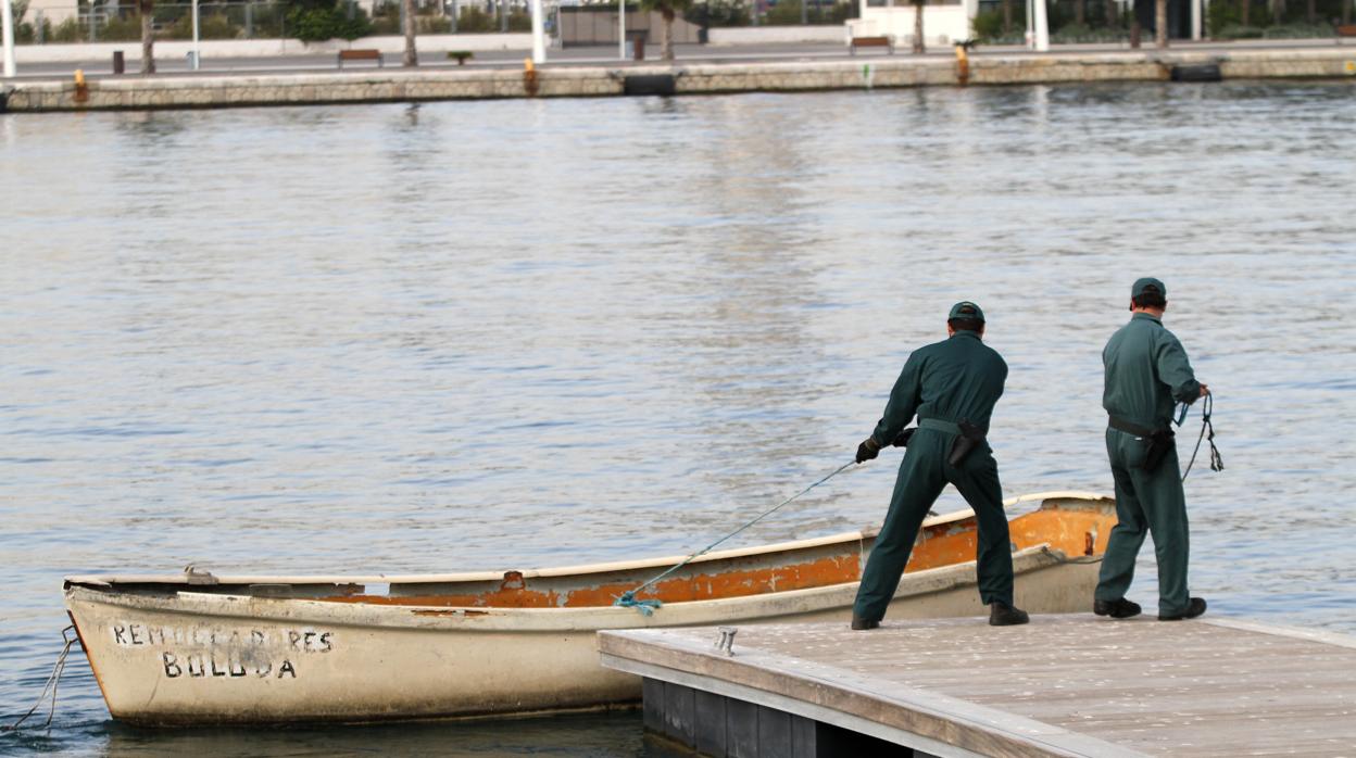 Imagen de archivo de una patera en el puerto de Alicante