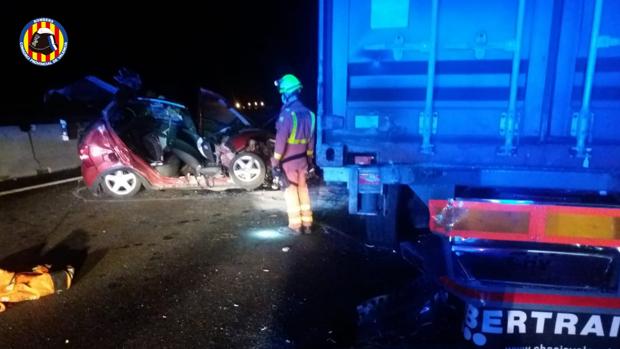 Fallece la conductora de un coche en una colisión con un camión en Requena